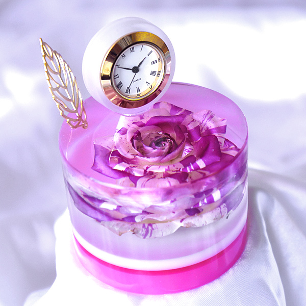 マーブル模様のピンクのバラのアメージングドライフラワーをレジンに閉じ込めたケーキのようなデザインの置時計
