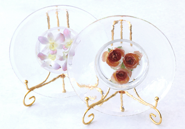 ガラスの器にバラとデンファレの花のアメージングドライフラワーをデザートのように盛り付けてレジンで固めたインテリア