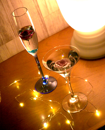 バラのアメージングドライフラワーをシャンパングラスとカクテルグラスに封入したグラスフラワーの画像