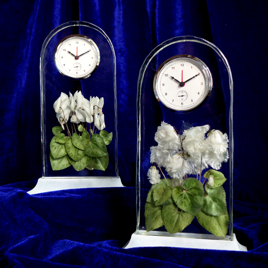 シクラメンの花と葉の半立体アメージングドライフラワーをレジンに封入したエレガントな置時計