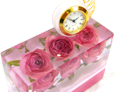 ピンク色のバラのアメージングドライフラワーをレジンに固めたケーキのようなデザインの作品画像