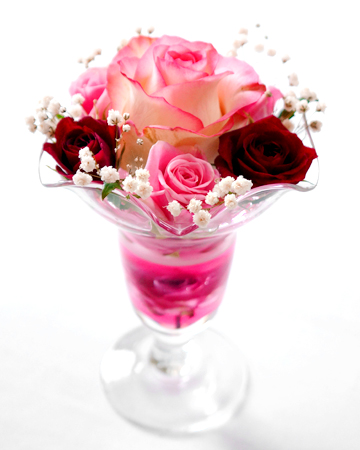 カラフルに着色したレジンとアメージングドライフラワーをパフェグラスに固めて上に生花を飾った作品の画像