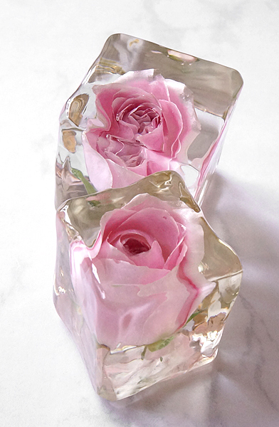 レジンにピンクのバラのドライフラワーを固めた作品を2022年に撮影した画像